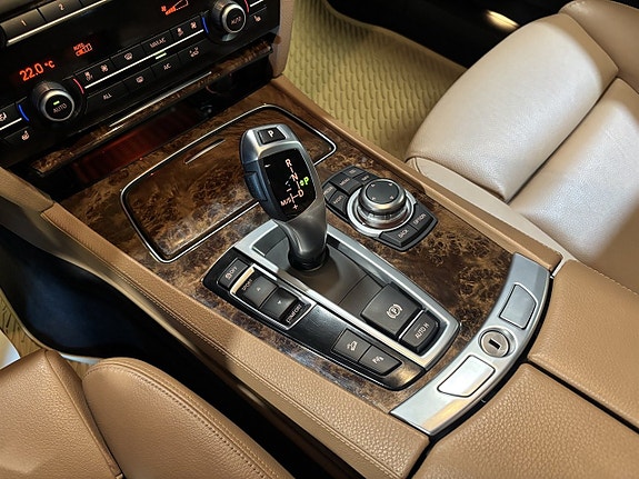 BMW 750i 10 of 27