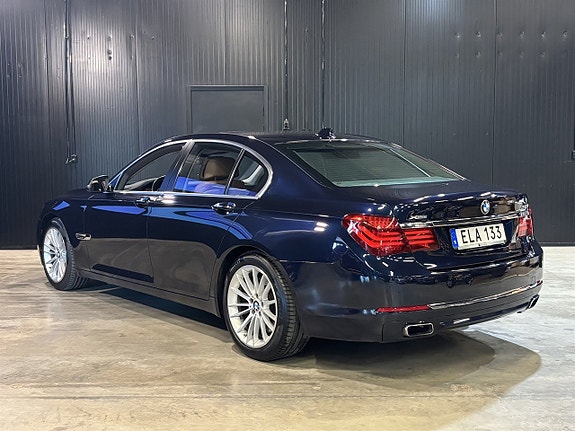 BMW 750i 4 of 5