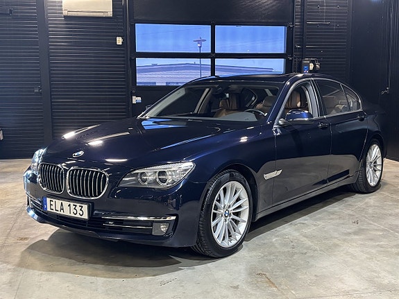 BMW 750i 3 of 5