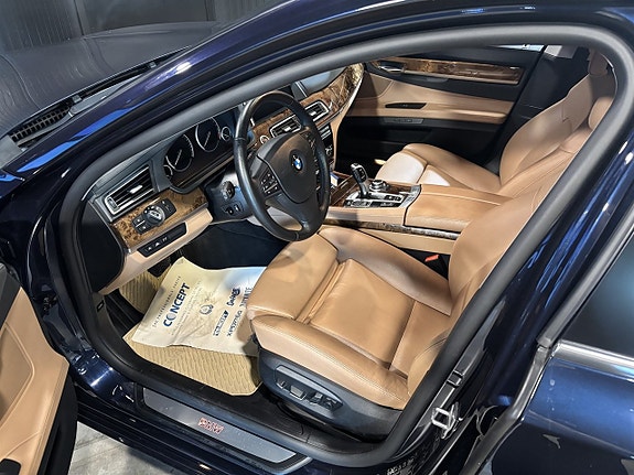 BMW 750i 7 of 27