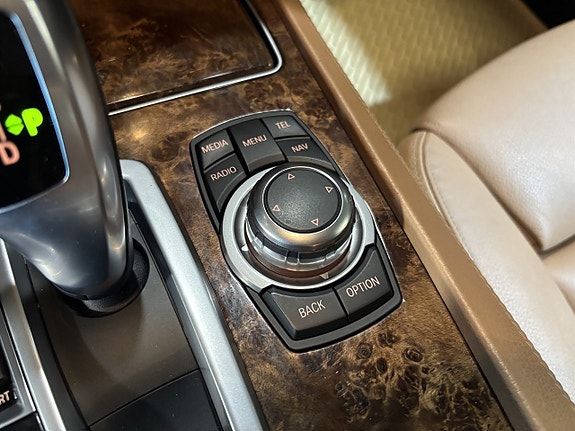 BMW 750i 12 of 27