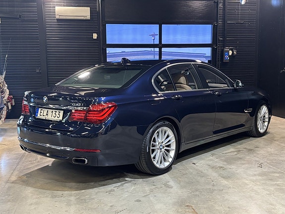 BMW 750i 6 of 27