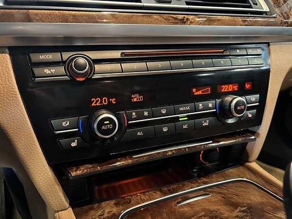 BMW 750i 13 of 27