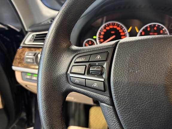 BMW 750i 18 of 27