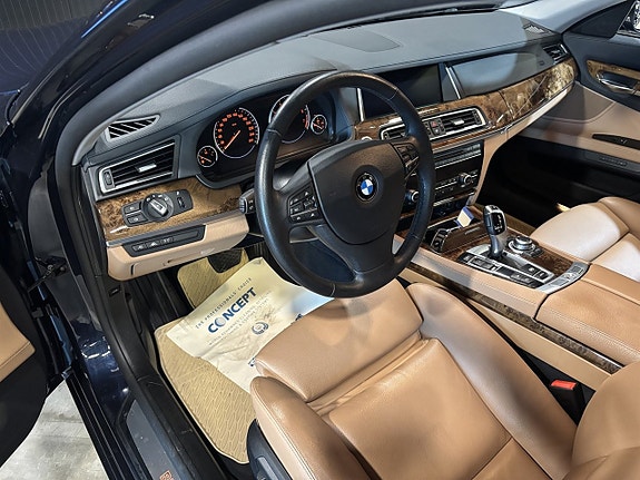 BMW 750i 8 of 27