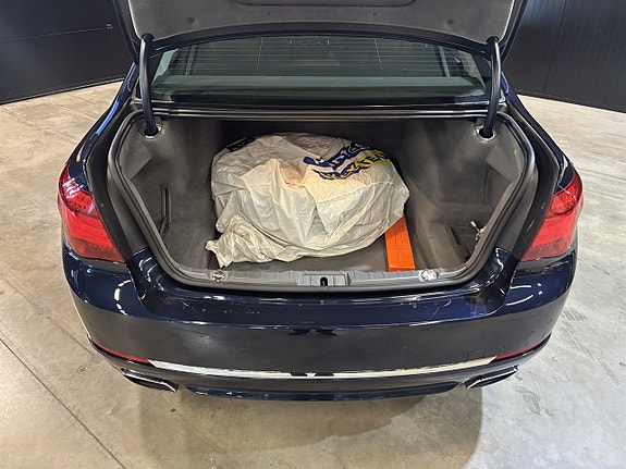 BMW 750i 24 of 27