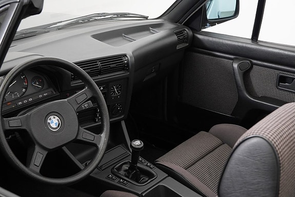 BMW 325i 16 of 30