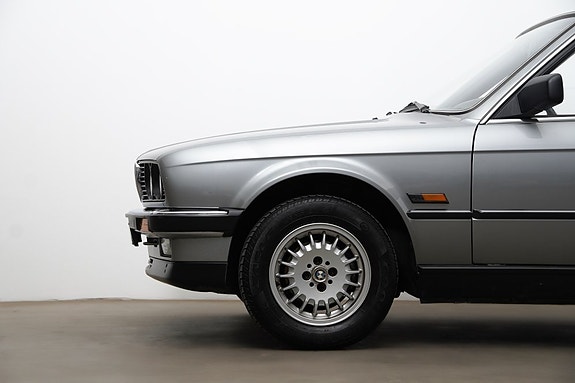 BMW 325i 4 of 5