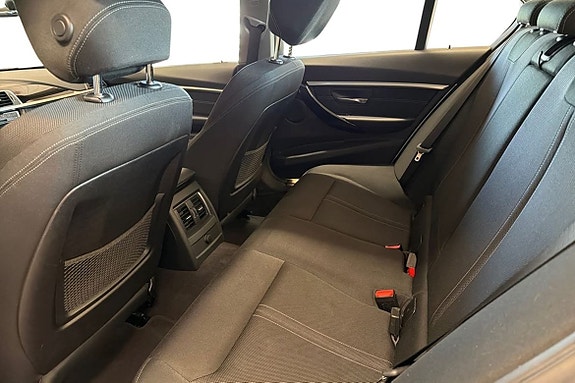 BMW 330e 5 of 14