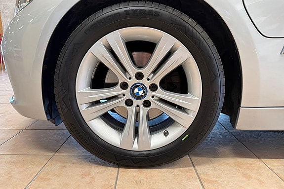 BMW 330e 13 of 14
