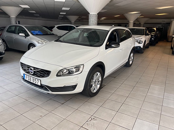 Volvo V60 Cross Country 2 of 5