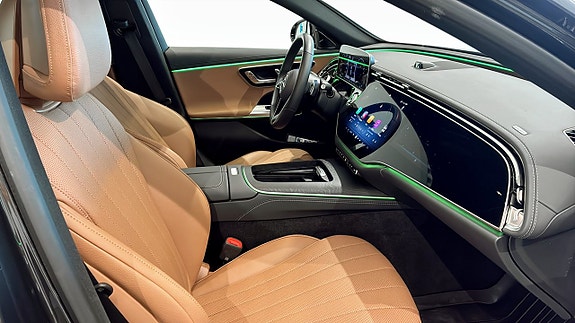 Mercedes-Benz E300 de 3 of 12
