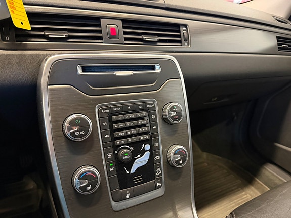Volvo XC70 13 of 20
