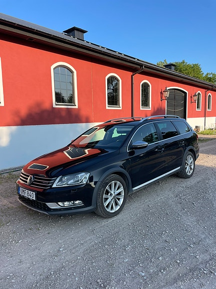 Volkswagen Passat Alltrack 2 of 5