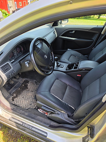 Volvo V70 4 of 5