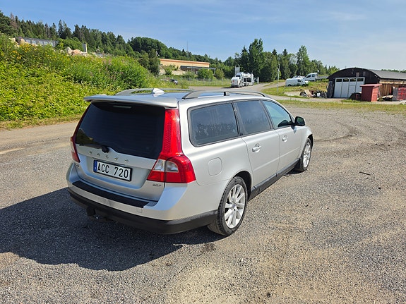 Volvo V70 3 of 5