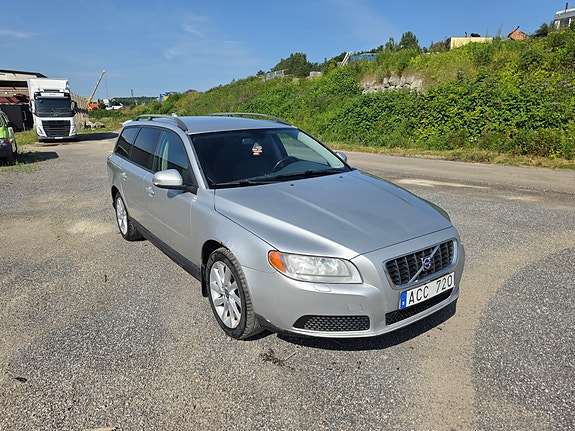 Volvo V70 2 of 5
