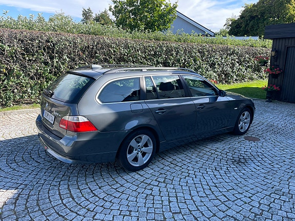 BMW 525Xi 2 of 5