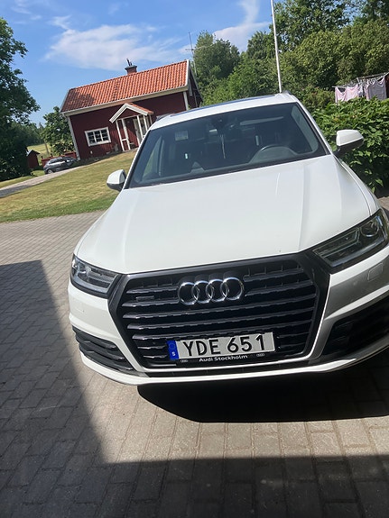 Audi Q7 2 of 5