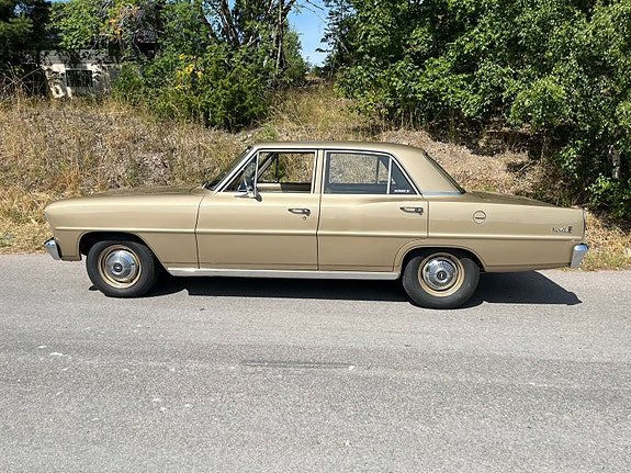 Chevrolet Sedan 2 of 5