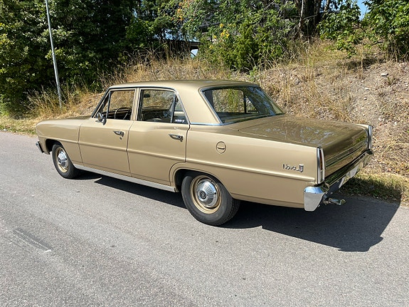 Chevrolet Sedan 3 of 5