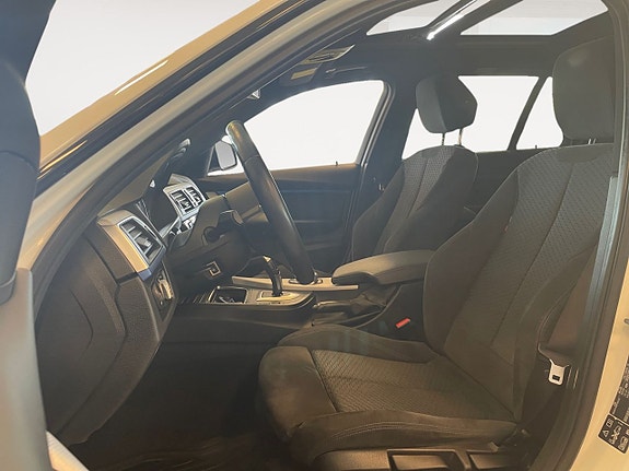 BMW 330i 9 of 26