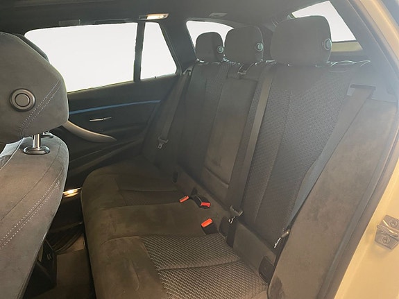 BMW 330i 14 of 26