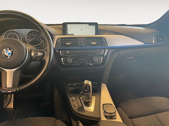 BMW 330i 11 of 26