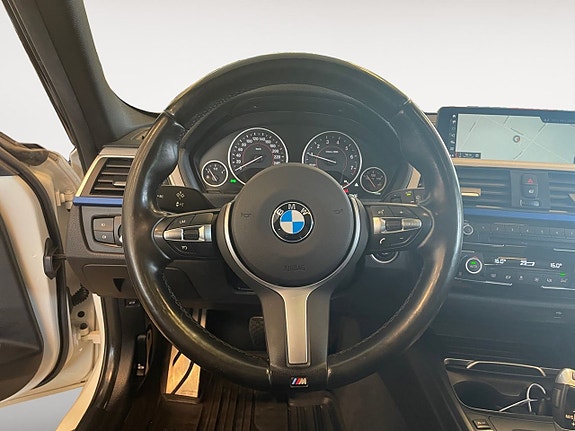 BMW 330i 13 of 26