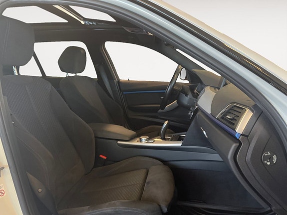 BMW 330i 15 of 26