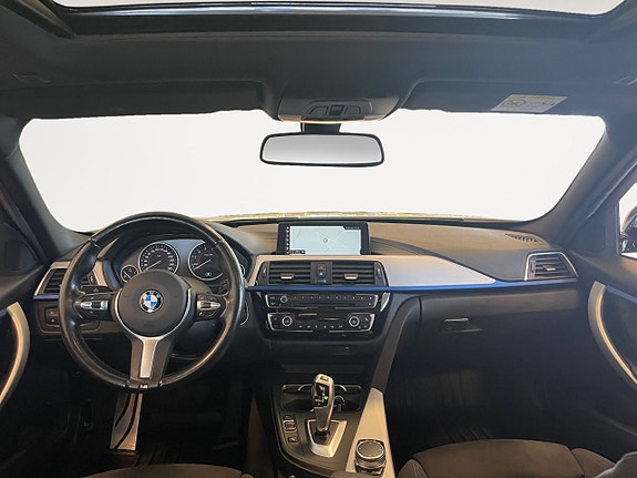 BMW 330i 10 of 26