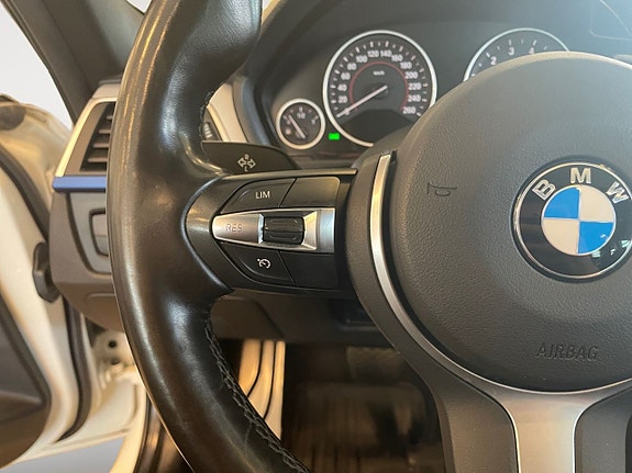 BMW 330i 21 of 26