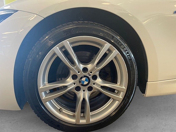 BMW 330i 8 of 26