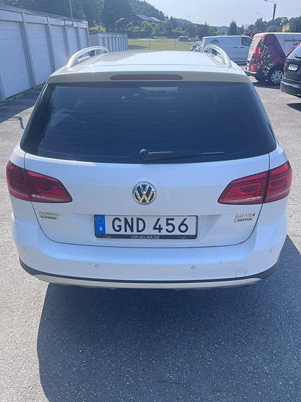 Volkswagen Passat Alltrack 2 of 5