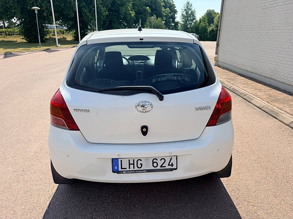 Toyota Yaris 4 of 5