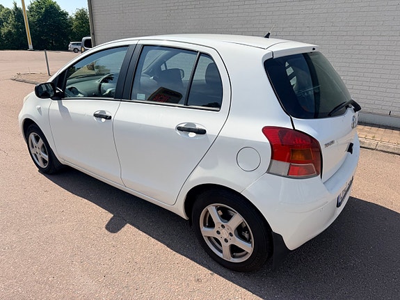 Toyota Yaris 3 of 5