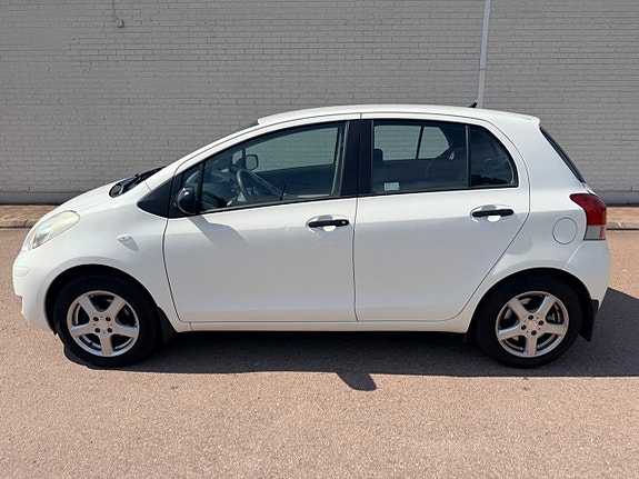 Toyota Yaris 2 of 5