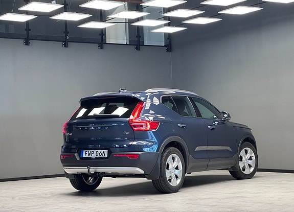 Volvo XC40 2 of 5