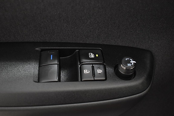 Toyota Yaris 16 of 21