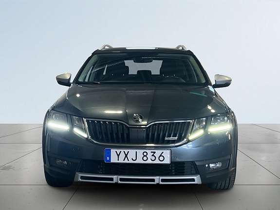 Skoda Octavia Scout 2 of 5