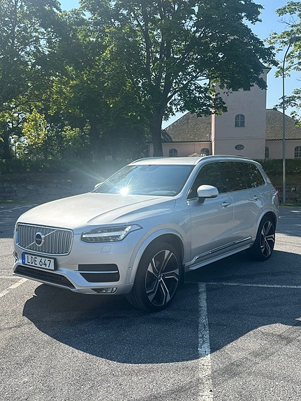 Volvo XC90 2 of 8