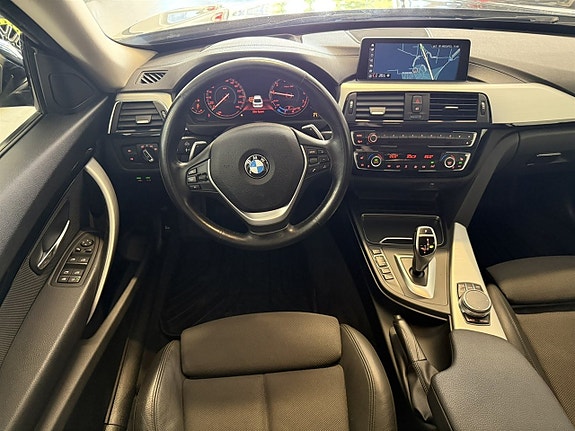 BMW 330i 4 of 5