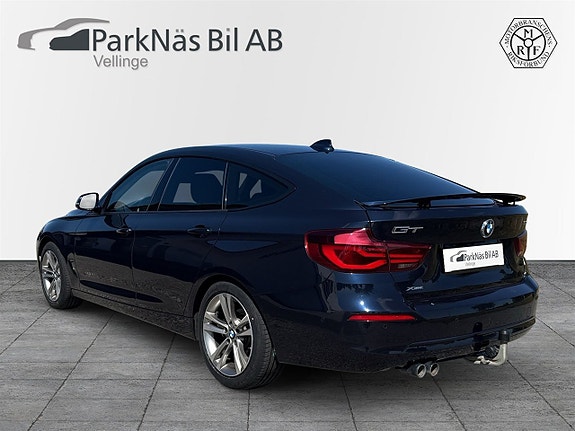 BMW 330i 3 of 5