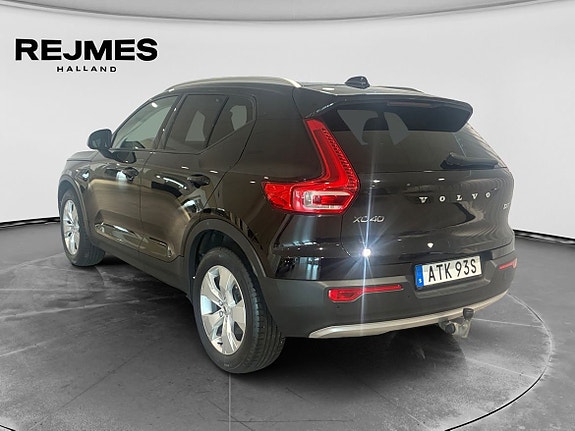 Volvo XC40 2 of 5