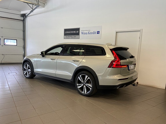 Volvo V60 Cross Country 2 of 5