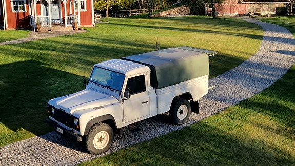 Land Rover Defender 110 2 of 5