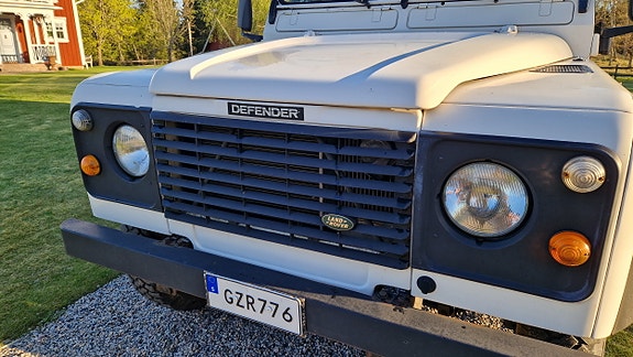 Land Rover Defender 110 3 of 5