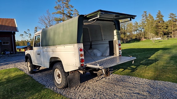 Land Rover Defender 110 4 of 5