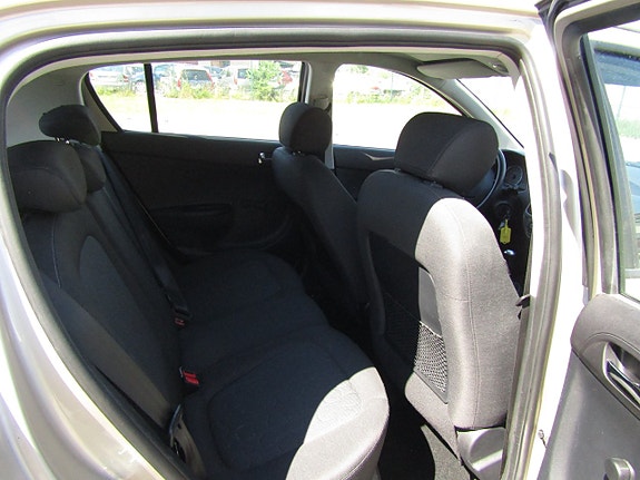 Hyundai i20 10 of 15