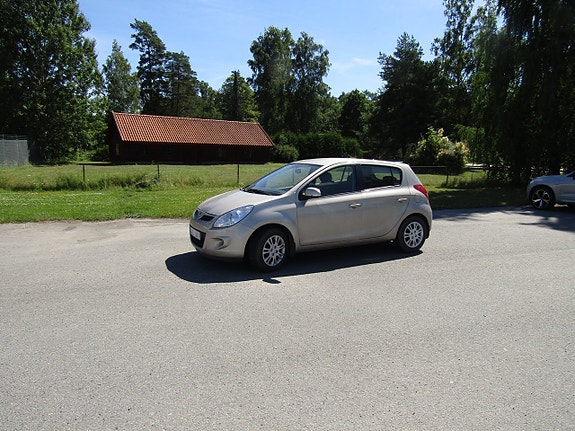 Hyundai i20 2 of 15
